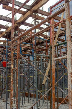 Paslı demir iskeleler ve ahşap döşemeler, proje sahasındaki güçlendirilmiş beton yapı üzerine sıkıca yerleştirildi.