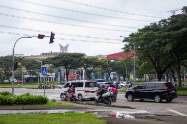 Tangerang, Endonezya - 10 Ocak 2026: Mall Alam Sutera yakınlarındaki bir kavşakta Mitsubishi Xpander arabaları ve motosikletlerinin yer aldığı trafik atmosferi.
