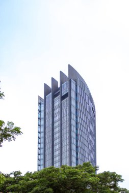 Tangerang, Endonezya - 10 Ocak 2026: Alam Sutera 'daki Sinerji Binası, simgesel cam cepheli ve dikey yüzgeç tasarımlı modern bir ofis binası.