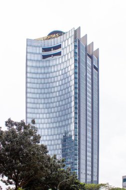 Tangerang, Endonezya - 10 Ocak 2026: Alam Sutera 'daki Alfa Kulesi, sembolik modern cam dizaynlı Alfamart karargahı.