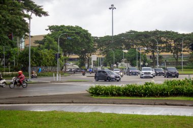 Tangerang, Endonezya - 10 Ocak 2026: Arka planda Alam Sutera kavşağında bir alışveriş merkezi ile trafik durumu.