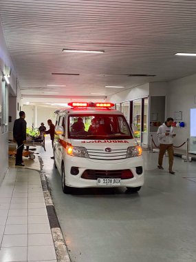 Jakarta, Endonezya - 15 Ocak 2026: Beyaz bir Daihatsu Gran Max ambulansı Cengkareng Hastanesi 'nin acil servis bölümüne bir hastayı boşaltmak için geldi.