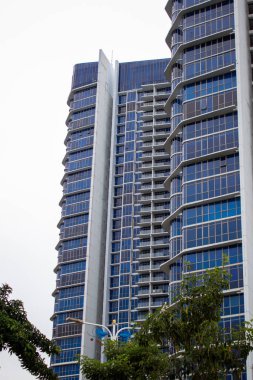 Jakarta, Endonezya - 18 Ocak 2026: Batı Jakarta 'nın göbeğindeki St. Moritz lüks apartmanının balkonları ve cam cephelerinin ayrıntıları.