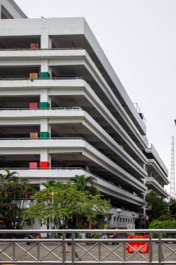 Açık tasarım ve yeşil-kırmızı aksanlı çok katlı otopark. Batı Jakarta 'daki Kembangan ticari bölgesinde geniş park yerleri sağlıyor..