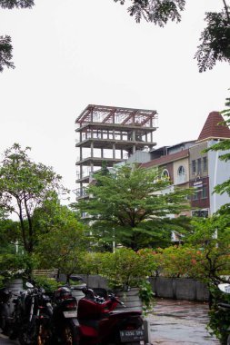 Jakarta, Endonezya - 18 Ocak 2026: Kembangan ticaret bölgesinde hala beton yapı inşa aşamasında olan bir binanın görüntüsü.