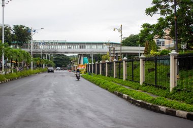 Jakarta, Endonezya - 18 Ocak 2026: Kembangan karayolu üzerinde demirden çitleri olan modern bir yaya köprüsü.