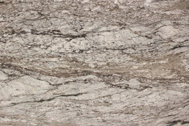 Brezilya Aspen beyaz mermerinin detaylı yüzeyi zarif ve doğal beyaz ve koyu gri kristal damar desenlerini gösteriyor.