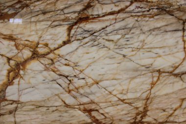 Calacatta Macchia mermerinin açık beyaz tabanlı gri renk ve gri damar dokularının detaylarını kapat.