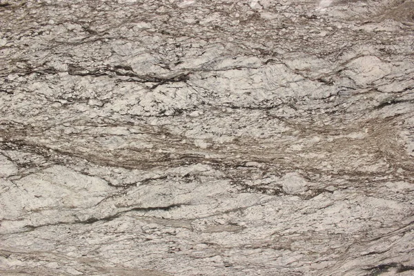 Brezilya Aspen beyaz mermerinin detaylı yüzeyi zarif ve doğal beyaz ve koyu gri kristal damar desenlerini gösteriyor.