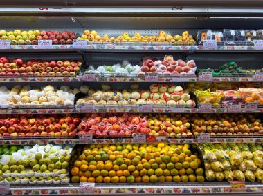 Cakarta, Endonezya - Şubat 08 2026: Süpermarkette soğutulmuş raflarda düzgünce düzenlenmiş elma, armut ve portakal gibi çeşitli meyve türleri.
