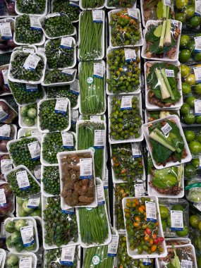 Jakarta, Endonezya - Şubat 08 2026: Siyah itüzümü Solanum nigrum yeşil fasulye Phaseolus vulgaris ve tam baharatlar gibi çeşitli geleneksel sebzeler.