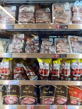 Jakarta, Endonezya - 08 Şubat 2026: Donmuş et ürünleri Saikoro Now ve Tenderloin Bifteği süpermarket soğutma raflarında kaliteli paketleme.