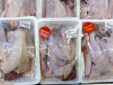 Süpermarket kümes hayvanları alanında özel fiyat etiketleriyle plastik ambalajlı tamamen serbest tavuk veya Gallus gallus domesticus.
