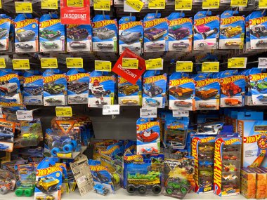 Jakarta, Endonezya - 08 Şubat 2026: Oyuncak mağazasında çeşitli model ve renklerde oyuncak araba koleksiyonlarının sergilenmesi.
