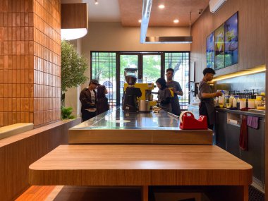 Jakarta, Endonezya - 08 Şubat 2026: Flash Kafe 'nin bar tezgahının arkasındaki yoğun atmosfer, baristaların müşterilere kapalı mekanlarda kahve siparişi vermesiyle başladı.