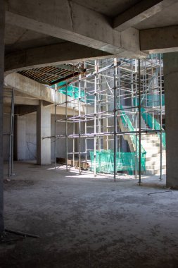 Jakarta, Endonezya - 16 Mart 2026: Merdiven ve iskeleyi gösteren binanın geniş görünümü.