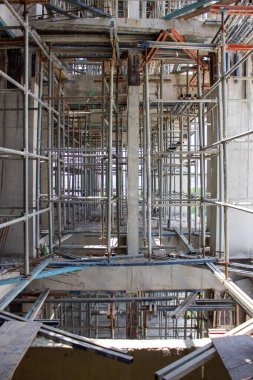 Jakarta, Endonezya - 16 Mart 2026: Jakarta 'daki yüksek binadaki beton sütunları çevreleyen karmaşık metal yapı