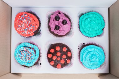 Çikolatalı kek dekore edilmiş