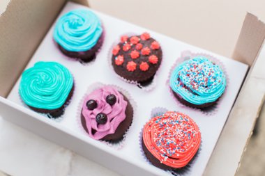 Çikolatalı kek dekore edilmiş