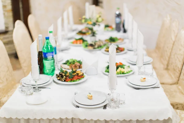 Feestzaal bruiloft tabel instellen op avond receptie — Stockfoto