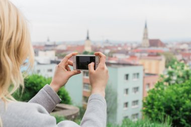 Kadın turist çekim Cluj Napoca görüntüleyin. Romanya seyahat