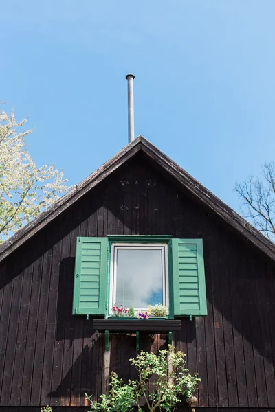 Grüne Vintage-Fenster des alten Holzhauses — Stockfoto