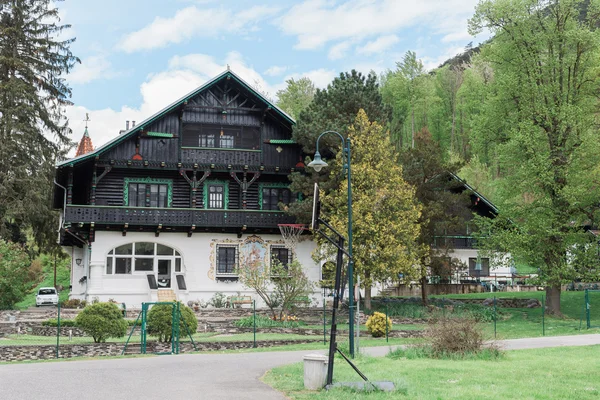 Altes Bauernhaus oder Haus am Berg - Österreich — Stockfoto