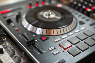 Dj vinil pikap partide müzik karıştırma oynamak