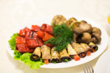 Cattering. Tablo bir restoranda yemek dolu.