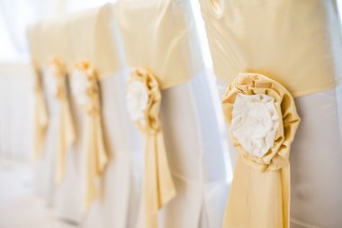 Sandalye güzel düğün dekor ajansı ile dekore edilmiş