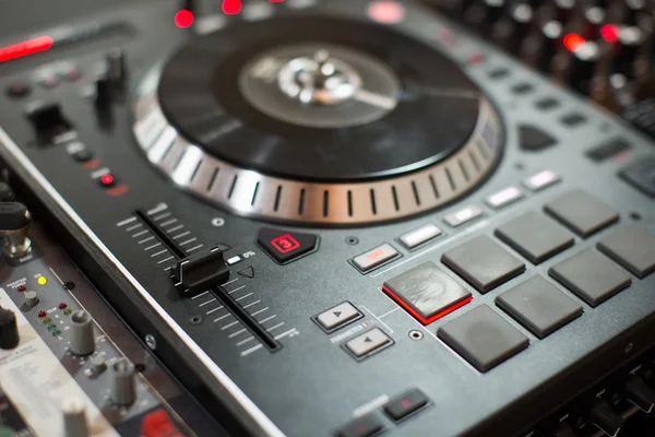 Dj vinil pikap partide müzik karıştırma oynamak