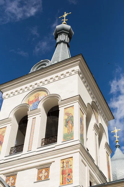 Extras de la Iglesia Ortodoxa hermosa vista — Foto de Stock