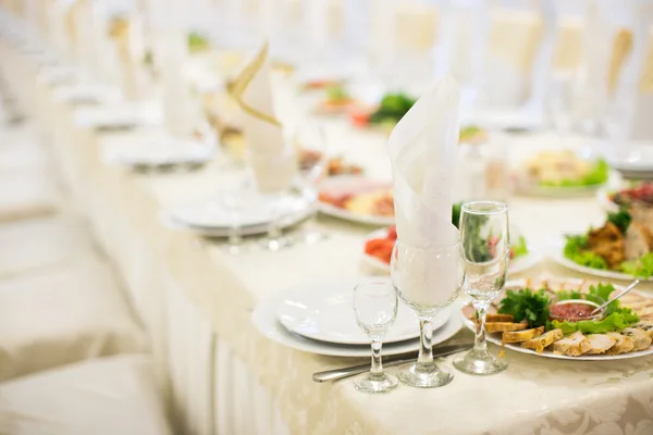 Copa de mesa de banquete en la recepción de la noche —  Fotos de Stock