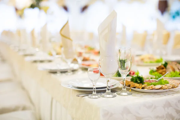 Table de banquet verre de réglage à la réception du soir — Photo