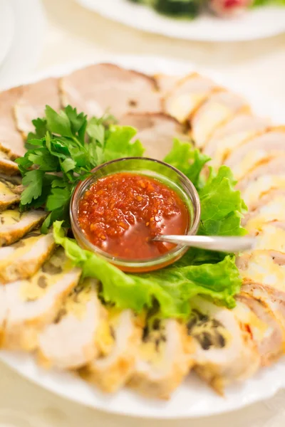 Тарелка мяса с супом и салатом — стоковое фото