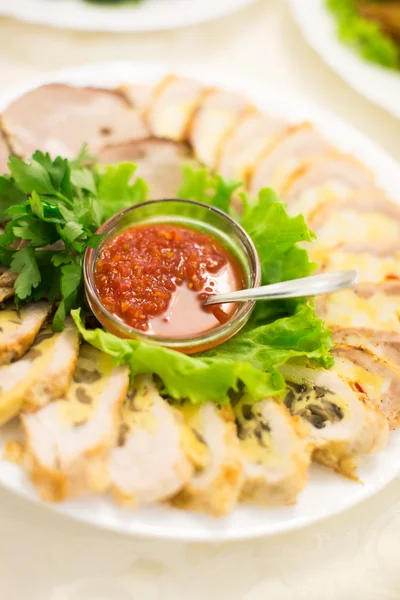 Тарелка мяса с супом и салатом — стоковое фото