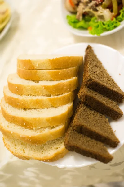 Pão fresco branco e cinzento no prato — Fotografia de Stock