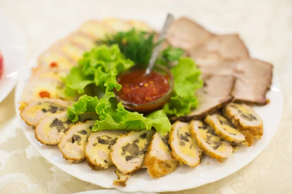 Lempeng daging dengan souce dan salad — Stok Foto