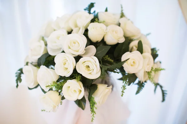Buquê de decoração de casamento de flores de rosas brancas — Fotografia de Stock