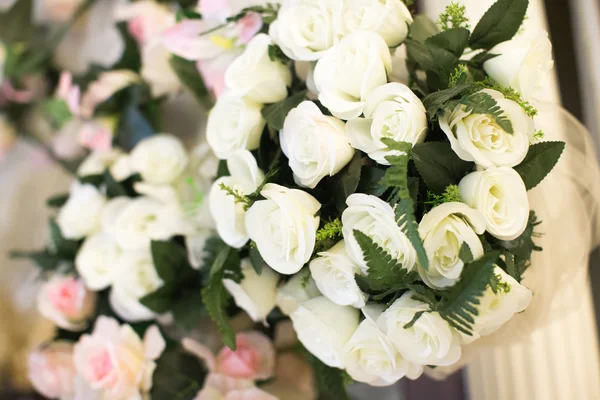 Букет белых роз в свадебном декоре — стоковое фото