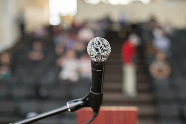 Mikrofon na tle convention center — Zdjęcie stockowe
