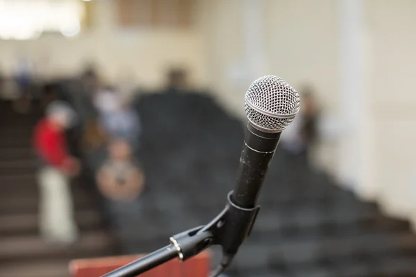 Microphone sur fond de centre de congrès — Photo