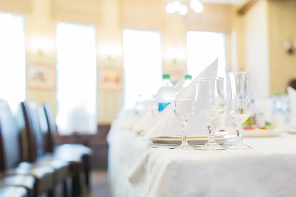 Feestzaal huwelijk tabel instellen glas op avond receptie — Stockfoto