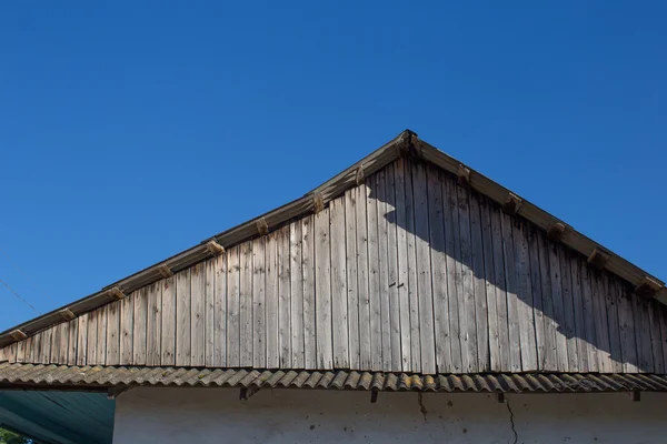 Eski evin ahşap çatı ve mavi gökyüzü — Stok fotoğraf