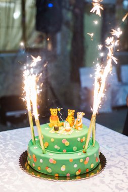 Doğum günü pastası mumlar ve Winnie the Pooh Disney tarafından