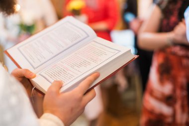 Kitap okuma vaftiz vaftiz sırasında Ortodoks rahip 