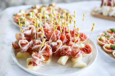 İtalyan prosciutto, ham ham bacak beyaz tabağa dilimlenmiş