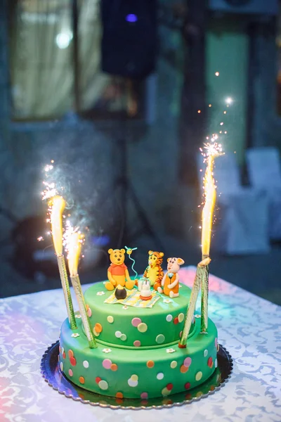 Bolo de aniversário com velas e Winnie the Pooh da Disney — Fotografia de Stock
