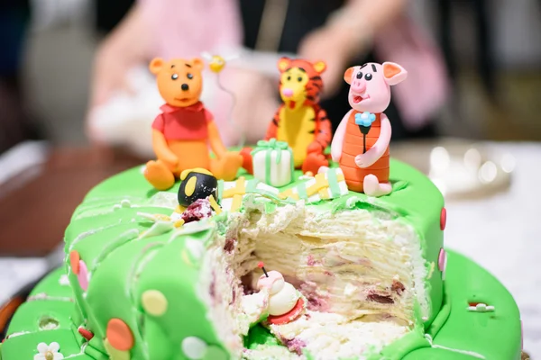 Doğum günü pastası mumlar ve Winnie the Pooh Disney tarafından — Stok fotoğraf