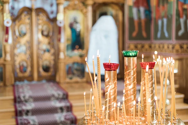 Интерьер православной церкви красивый внутри — стоковое фото